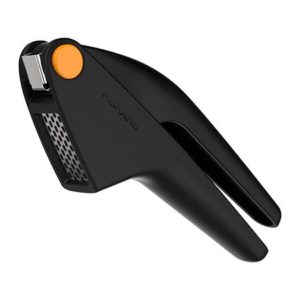 Пресс для чеснока Fiskars Functional Form (1014349)
