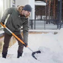 Лопати для снігу Fiskars SnowXpert